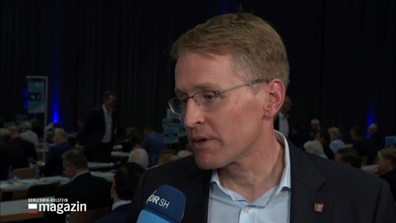 Schleswig-Holsteins Ministerpräsident Daniel Günther wird auf dem Landesparteitag der CDU in Neumünster interviewt. © Screenshot 