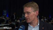 Schleswig-Holsteins Ministerpräsident Daniel Günther wird auf dem Landesparteitag der CDU in Neumünster interviewt. © Screenshot 