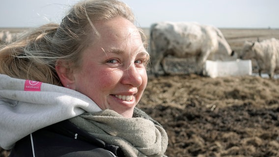 Eine junge Bäuerin und ihre weißen Rinder © NDR/ Manfred Uhlig 