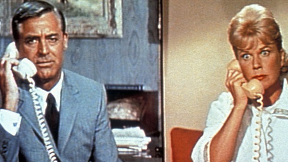 Doris Day und Cary Grant in „Ein Hauch von Nerz“, einer romantischen Hollywoodkomödie der alten Schule rund um Liebe, Sex und Treue. © HR/MDR/DEGETO/Paramount Pictures 