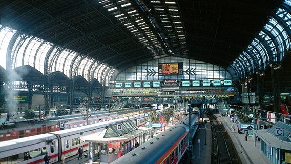 Halle im Hamburger Hauptbahnhof. © Bildagentur Huber 
