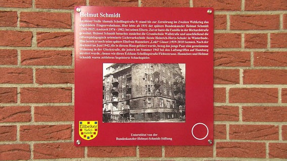 Eine Gedenktafel für Helmut Schmidt hängt an einem Haus in Hamburg-Eilbek. © NDR Foto: Screenshot