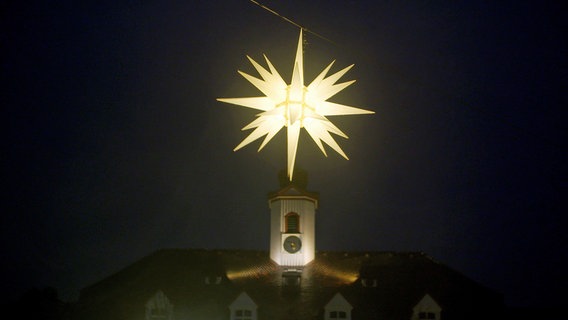 Am Turm des historischen Gotteshauses in Königsfeld im Schwarzwald strahlt ein Herrnhuter Stern. © SWR/Anna Neuhaus 