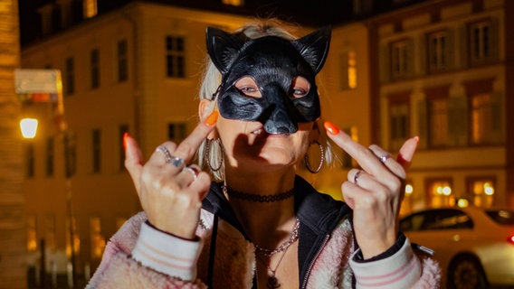 Die Rapperin Antifuchs besucht Martin Stieber und Toni-L auf deren Roadtrip durch Heidelberg. Für sie ist es ein Muss, die Pioniere in dem Hiphop-geschichtsträchtigen Ort zu besuchen. © NDR 