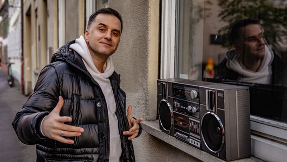 Özcan Cosar ist heute erfolgreicher Comedian. Seine Karriere begann jedoch als Breakdancer. Hiervon berichtet er als Überraschungsgast in Heidelberg. © NDR 