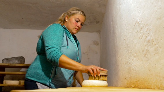 Nina Bartl vom Gschwandtnerhof am Tegernsee versucht sich heute auf der hofeigenen Alm am Käsemachen. Noch nicht alles klappt dabei auf Anhieb. © NDR/BR/isarflimmern/Oliver Biebl 