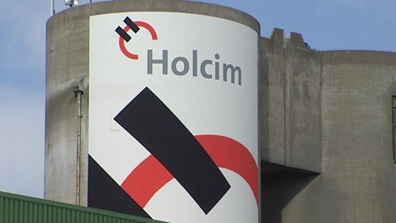 Eine Industrieanlage der Firma Holcim in Schleswig-Holstein.  