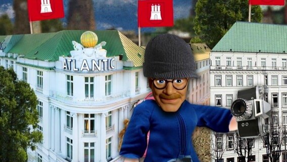 Eine Fotomontage zeigt eine Puppe vor dem Atlantic-Hotel in Hamburg.  