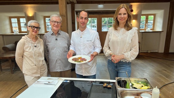 Marianne und Roland Strahl-Gromotka (l.) suchen nach einem Induktionsherd. Küchenchef Tobias Franz (m.) und Reporterin Hendrike Brenninkmeyer (r.) testen mit. © SRW/solis tv 