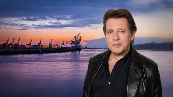 Collage: Jan Fedder vor dem Hamburger Hafen im Sonnenuntergang. © NDR/Fotolia/niemannfrank/picture alliance 