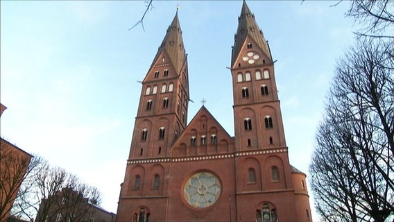 Kirchtürme einer katholischen Kirche.  