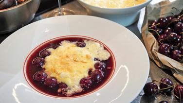 Kirschsuppe mit Grießpudding in einem tiefen Teller serviert. © NDR Foto: Florian Kruck