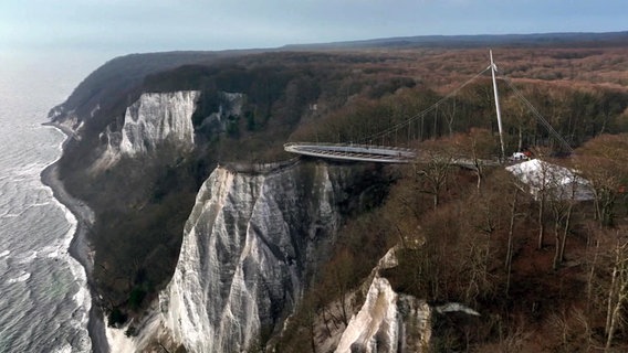 Blick auf den Skywalk und das Nationalpark-Zentrum am Königsstuhl auf Rügen © NDR 