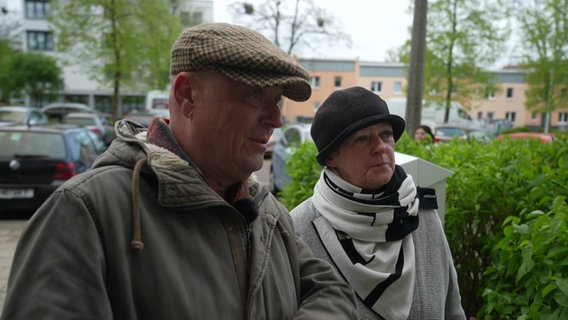 Korespondent NDR podczas lokalnego tournée wyborczego w Oststadt w Neubrandenburgu.  © Zrzut ekranu 