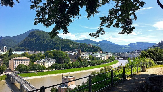 Wer eine Schönheit entdecken will, sollte nach Salzburg reisen. Barocke Altstadt, charmante Kaffeehäuser, reizende Gärten und natürlich Mozart in jeder Gasse. Die Stadt an der Salzach hat auch ein reizvolles Umland: vom Wolfgangsee über Bad Gastein bis zur Palfner Alm im Raurisertal. © rbb 