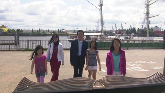 Der ehemalige Flüchtling Van-Hong Le mit seiner Familie am Hafen.  