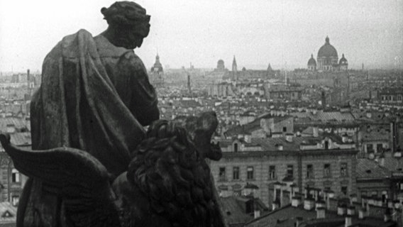 Blick auf Leningrad mit Dreifaltigkeitskathedrale vom Dach des Winterpalais, 1941/42. © NDR/Schmidt & Paetzel Fernsehfilme 