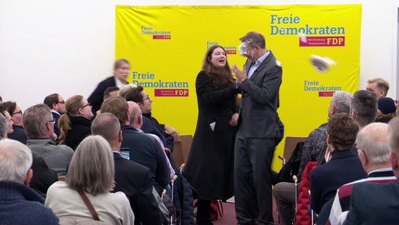 Schaumtortenangriff auf FDP-PArteichef Christian Lindner in Greifswald © Screenshot 