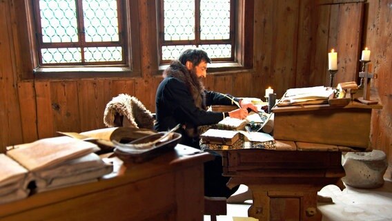 Martin Luther übersetzt die Bibel auf der Wartburg © MDR 