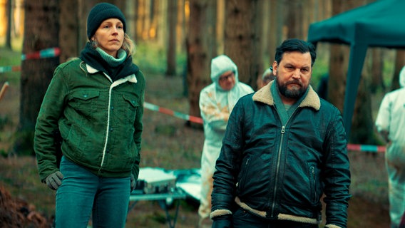 Lona Mendt (Petra Schmidt-Schaller) und Elling (Sascha Geršak) bei den Ermittlungen in einem Wald. © NDR/Oliver Feist/Polyphon Film 