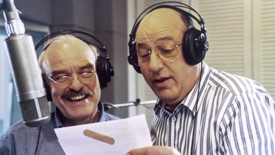 Dokumentation "Wenn ich singe": Charles Brauer (links) und Manfred Krug während einer Gesangsaufnahme. © NDR/G. Becher 