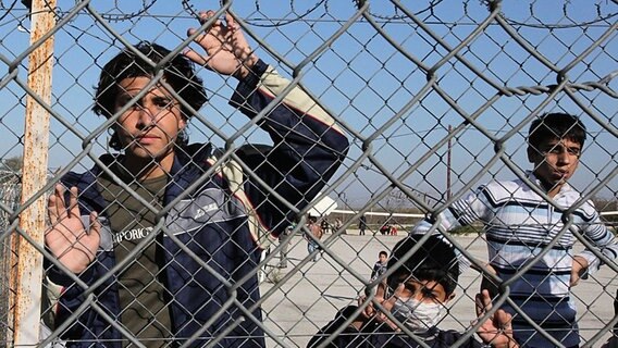 Illegale Einwanderer in griechischem Internierungslager © picture alliance / dpa Foto: Nikos Arvanitidis