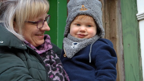 Anja Sommer und Sohn Lee nach gelungener Herztransplantation zuhause im Harz. © rbb/DOKfilm 
