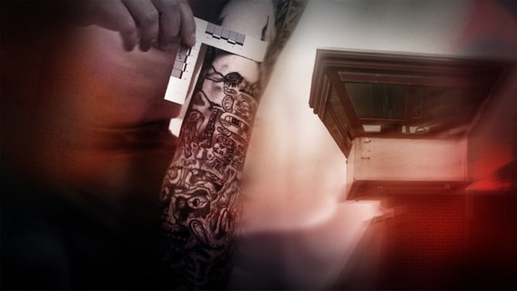 Düstere, farbreduzierte Montage in Schwarz, Grau und Rot: Arm mit Tattoos wird vermessen und ein Wachturm. © NDR/Bewegte Zeiten Filmproduktion 