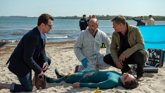 Eine unbekannte Frau wird tot aus dem Wasser geborgen. Lars (Ingo Naujoks), Dr. Henning Strahl (Christoph Tomanek) und Finn (Sven Martinek) begutachten die Leiche. © ARD/Thorsten Jander 