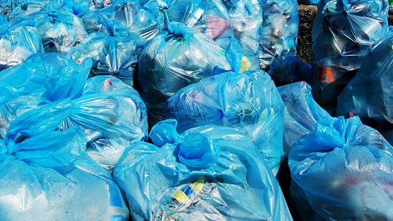 Blaue Müllbeutel auf Mülldeponie © colourbox Foto: -