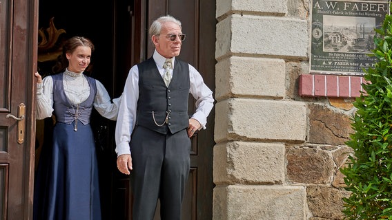 Bleistiftfabrikant Lothar von Faber (Martin Wuttke) glaubt an das Talent und die Durchsetzungskraft seiner Enkelin Ottilie (Kristin Suckow) und bestimmt sie zur Firmenerbin. © ARD Degeto/Martin Spelda 