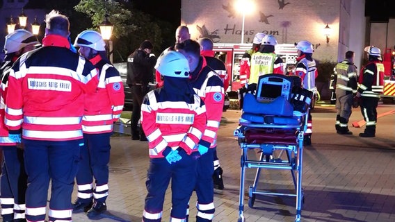 Rettungskräfte bei einem Brand einer Seniorenresidenz in Oyten © Nord-West-Media TV 