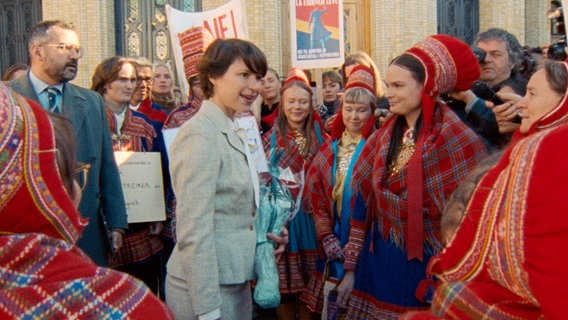 Gro Harlem Brundtland (Kathrine Thorborg Johansen) spricht mit Sami-Frauen, die vor dem Parlament protestieren. © NDR/Motlys/Novemberfilm 