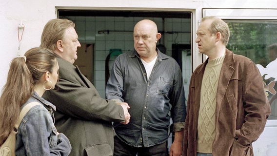 Yasmin (Burcu Dal, l.) und Gregor Ehrenberg (Dieter Pfaff, 2.v.l.) treffen auf dem Fischmarkt Fischhändler Kurt Biesen (Peter Heinrich Brix, r.) und Gemüsehändler Gerd Wohlfahrt (Hans Martin Stier, 2.v.r.). Zwischen den Freunden herrscht dicke Luft. © NDR/ARD/Marion von der Mehden 