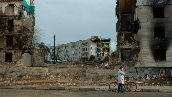 Vom Krieg gezeichnet: Häuser liegen in Trümmern. Leben sind zerstört – und doch muss es irgendwie weitergehen. © WDR/Mila Teshaieva 