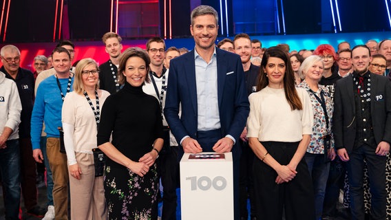 Moderator Ingo Zamperoni mit den 100 Teilnehmenden. © NDR 