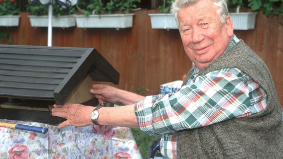 Heiner (Heinz Reincke) liebt die Ruhe: Im Schrebergarten bastelt er zu gern an seinem Vogelhäuschen. © NDR/Isa Walther 