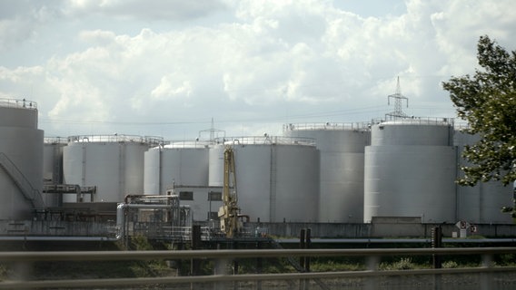 Öltanks im Hafen von Mainz. © WDR/Florian Lengert/Eco Media 