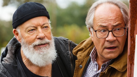 Reinhard Bielefelder (Bill Mockridge, l.) und Klaus Schmitz (Hartmut Volle, r.) beobachten aus einem Versteck heraus Naumann, der offensichtlich in Schwierigkeiten steckt. © ARD/Kai Schulz 