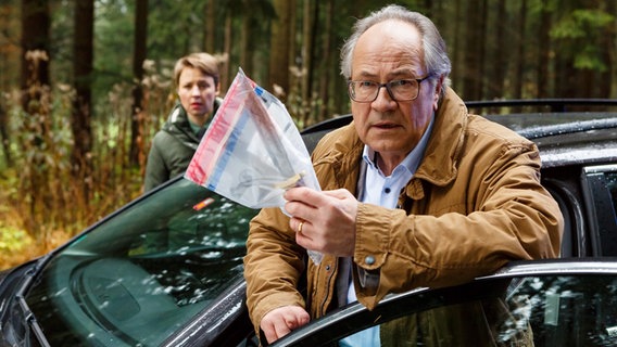 Vicky Adam (Katja Danowski, h.) und Klaus Schmitz (Hartmut Volle, v.) konfrontieren den Verdächtigen mit der Tatwaffe. © ARD/Kai Schulz 