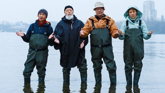 Hui Ko (Aaron Le), Reinhard Bielefelder (Bill Mockridge), Klaus Schmitz (Hartmut Volle) und Vicky Adam (Katja Danowski) sind von der Teambildungsmaßnahme "Meditatives Angeln" wenig begeistert. © ARD/Kai Schulz 