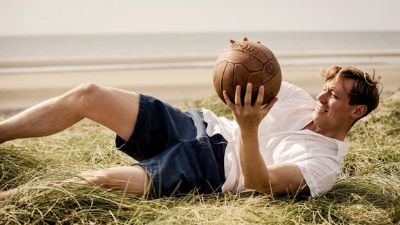 Trautmann (David Kross) liebt den Fußball. © ARD Degeto/Lieblingsfilm/Zephyr Films/British Film/Adrian Monaghan 