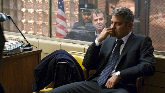 Michael Clayton (George Clooney, re.) soll seinem Freund und Kollegen Arthur Edens (Tom Wilkinson, Mitte) helfen. © ARD Degeto 