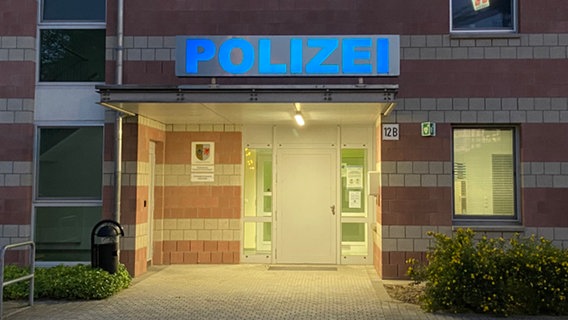 Polizeirevier Rostock-Lichtenhagen, hier stellte sich der Täter wenige Stunden, nachdem er seine Ex-Partnerin ermordet hatte. © SWR/Nicola Graef 