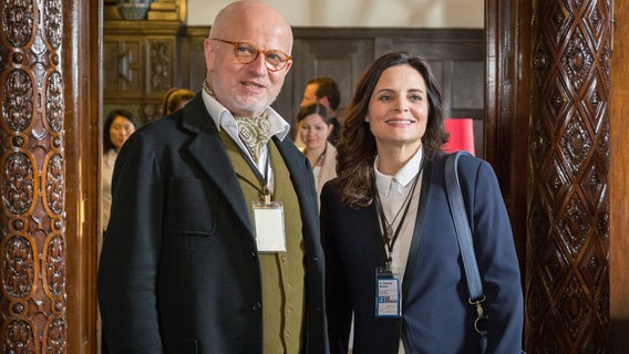 Tierärztin Susanne Mertens (Elisabeth Lanz, r.) und ihr alter Mentor und Wiener Professor August Oberstaller (Hannes Gastinger, l.) auf dem internationalen Kongress für Zoo- und Wildtierärzte. © ARD/Steffen Junghans 