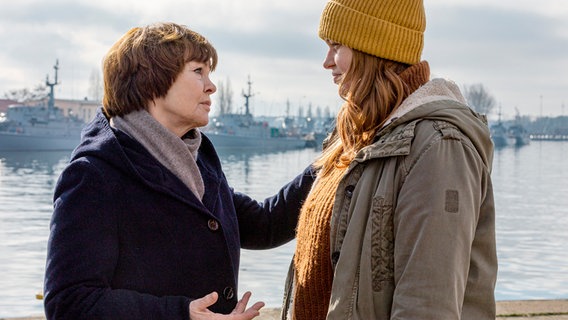 Karin Lossow (Katrin Sass) spricht mit Lara Scherer (Lilly Charlotte Dreesen) über die Festnahme ihres Vaters. © NDR/ARD Degeto/Maor Waisburd 