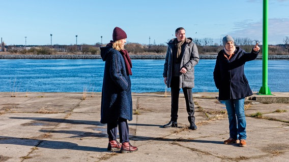 Karin Lossow (Katrin Sass) zeigt Kommissar Rainer Witt (Till Firit) und Ex-Kollegin Ellen Norgaard (Rikke Lylloff) den Parkplatz in Polen. © NDR/ARD Degeto/Maor Waisburd 