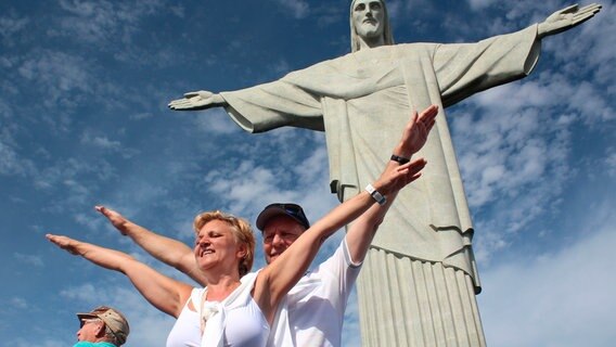 Kapitänsgattin Waltraud und Kapitän Morten Hansen posieren vor der Christusstatue in Rio de Janeiro, Brasilien. © BR/Bewegte Zeiten GmbH/Gerrit Mannes 