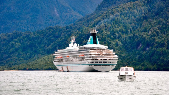 Die Grand Lady in einem chilenischen Fjord. © Bewegte Zeiten GmbH/Christian Hattesen 