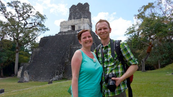 Passagiere Isabell und Bastian inmitten der Tempelanlage von Tikal, der alten Maya-Stadt in Guatemala. © Bewegte Zeiten GmbH/Deborah Stöckle 